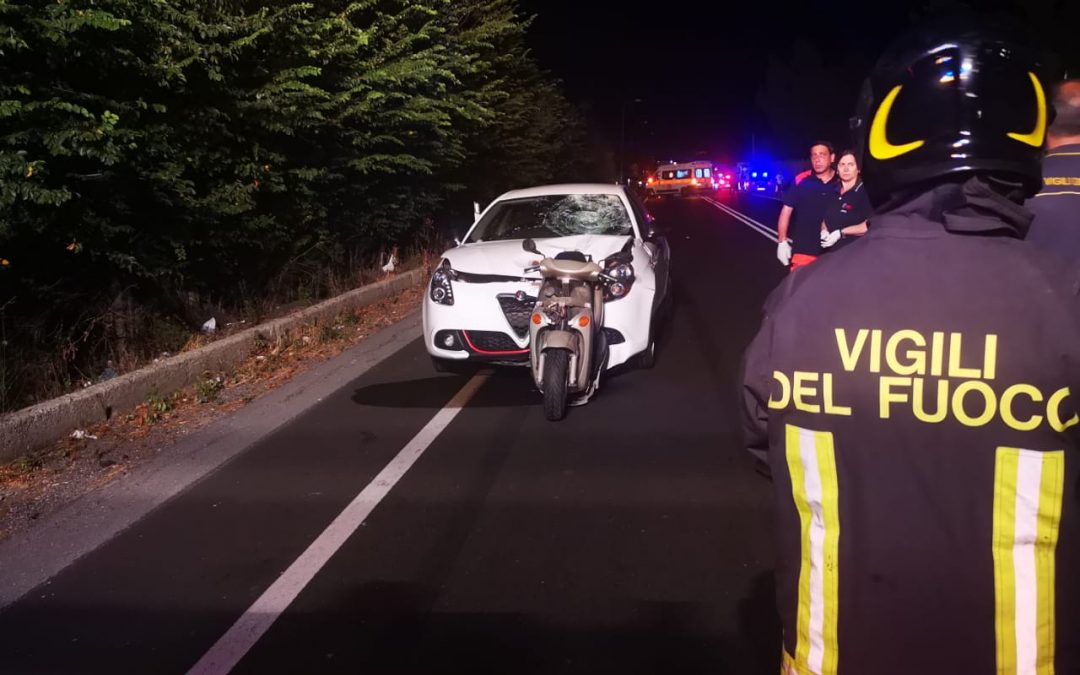 FOTO – Auto tampona scooter sulla statale 106 a Crotone: morto un 40enne, grave il figlio di 12 anni