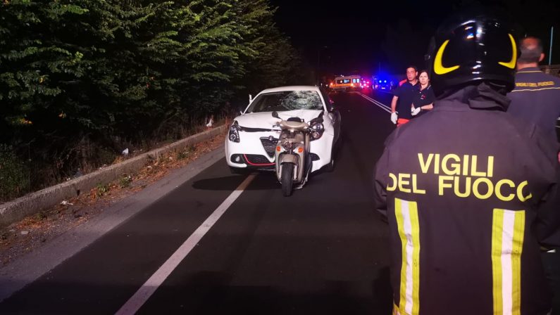 FOTO - Auto tampona scooter sulla statale 106 a Crotone: morto un 40enne, grave il figlio di 12 anni