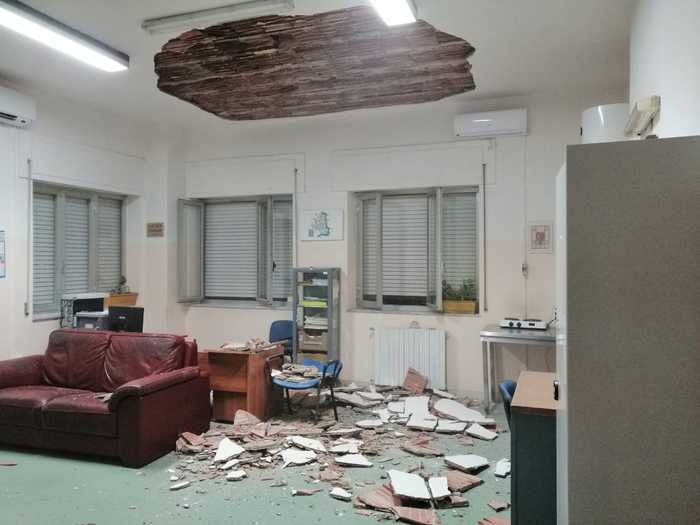 Crolla intonaco soffitto della postazione del 118Paura in una sede del Crotonese, verifiche su danni