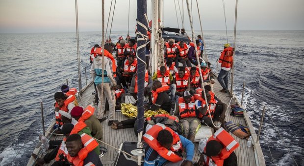 Barca a vela con migranti si arena sulle coste reggine