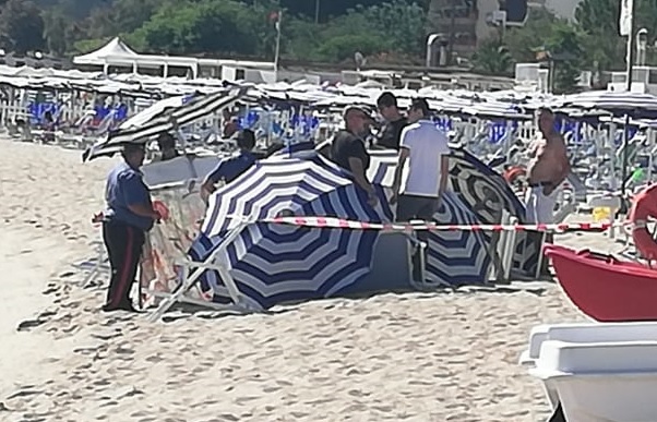 Il tratto di spiaggia di Soverato dove è stato ritrovato il cadavere