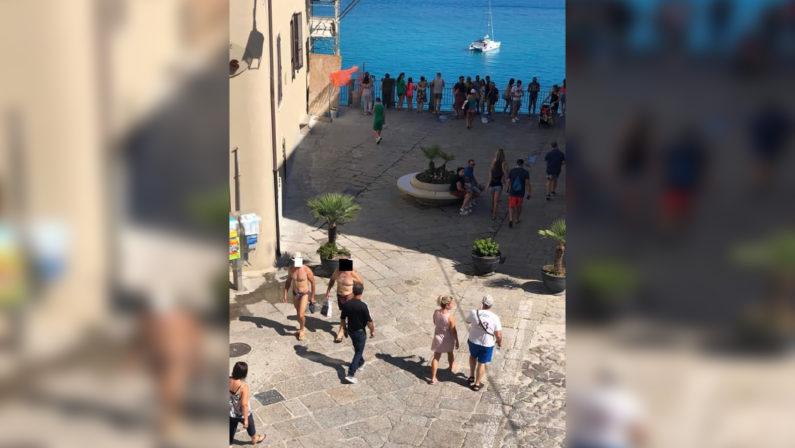 “Vietato girare a torso nudo o in costume a Tropea”, multe fino a 500 euro ai trasgressori