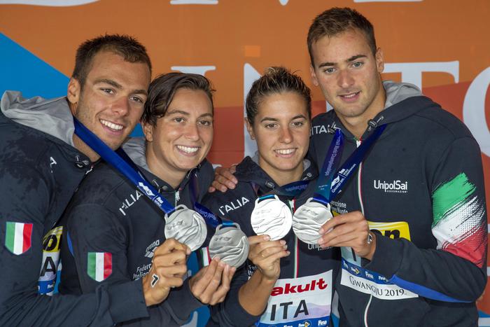 Domenico Acerenza (primo a destra) con Rachele Bruni, Giulia Gabbrielleschi e Gregorio Paltrinieri (foto Ansa/Epa)