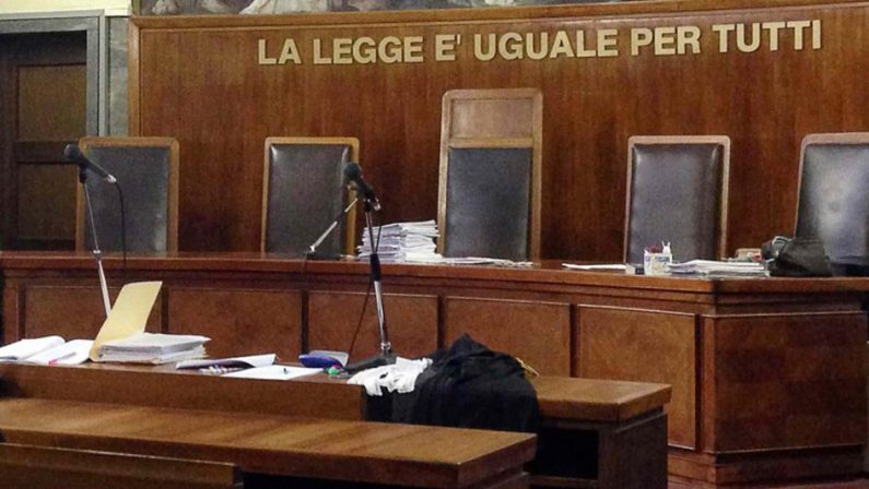 Processo "Ares" contro le cosche di 'ndrangheta: 54 condanne, tra questi un medico legale pagato con le escort
