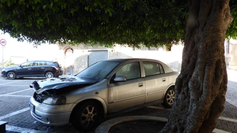 In fiamme l'auto del parroco di Nicotera, danni Indagini sulle cause, forse il rogo è accidentale