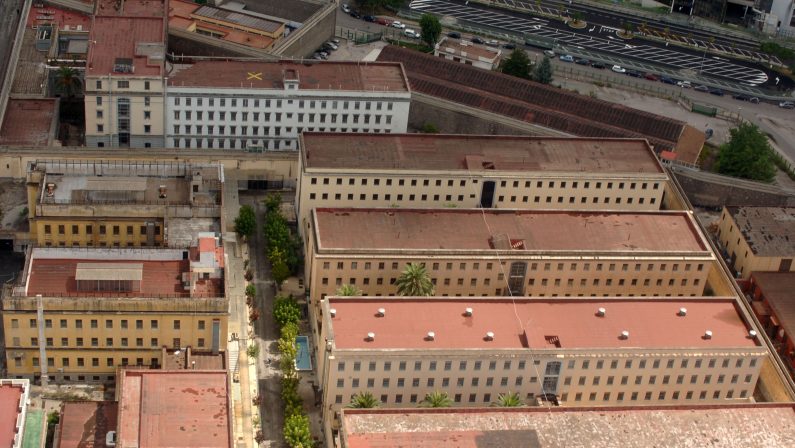 Inferno carcere Poggioreale, oltre 2300 detenuti rispetto ai circa mille posti letto