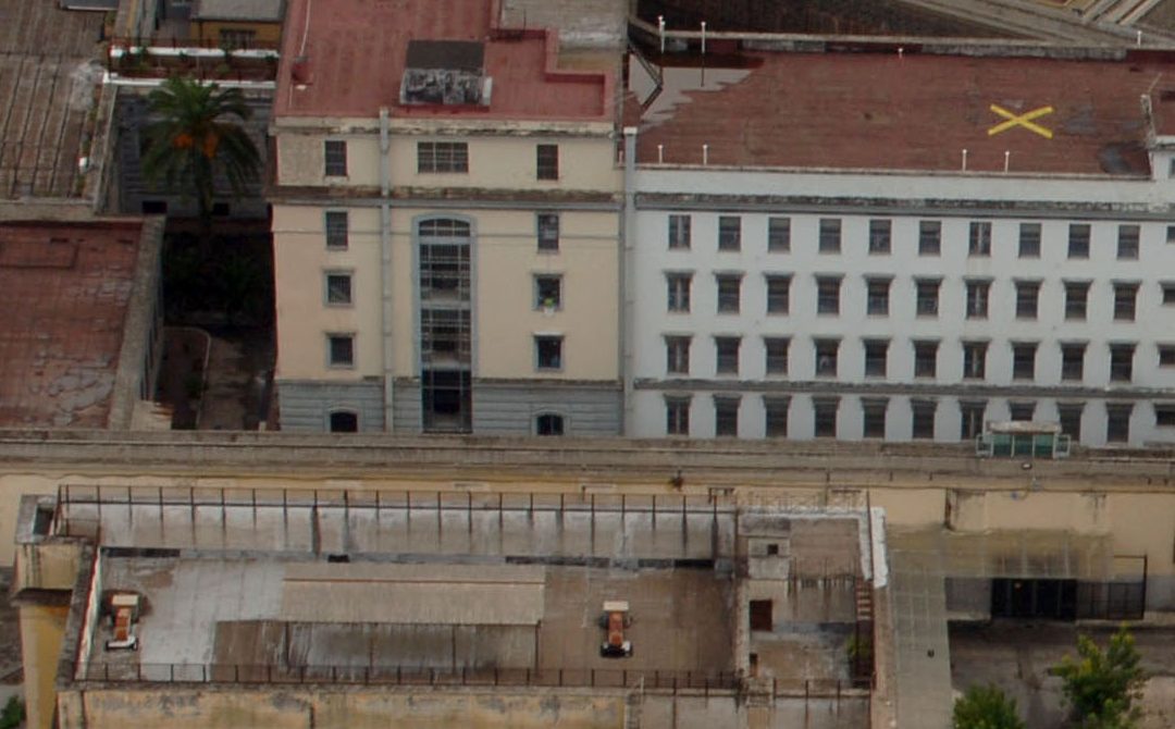 Inferno carcere Poggioreale, oltre 2300 detenuti rispetto  ai circa mille posti letto