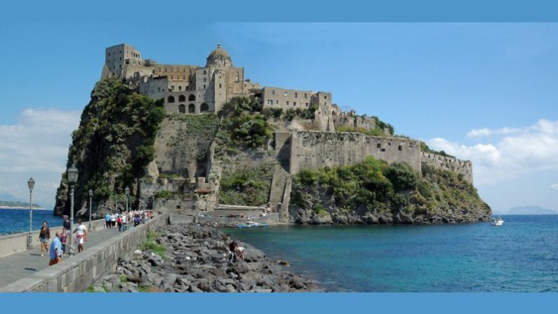  Ischia, sigilli al  Castello Aragonese. arrestati due finanziari