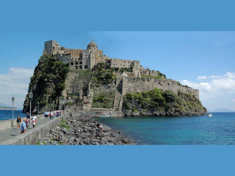 Ischia, sigilli al  Castello Aragonese. arrestati due finanziari