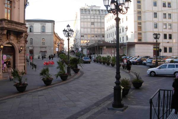 Rapina due ragazze a Catanzaro e ne ferisce una, arrestato il responsabile