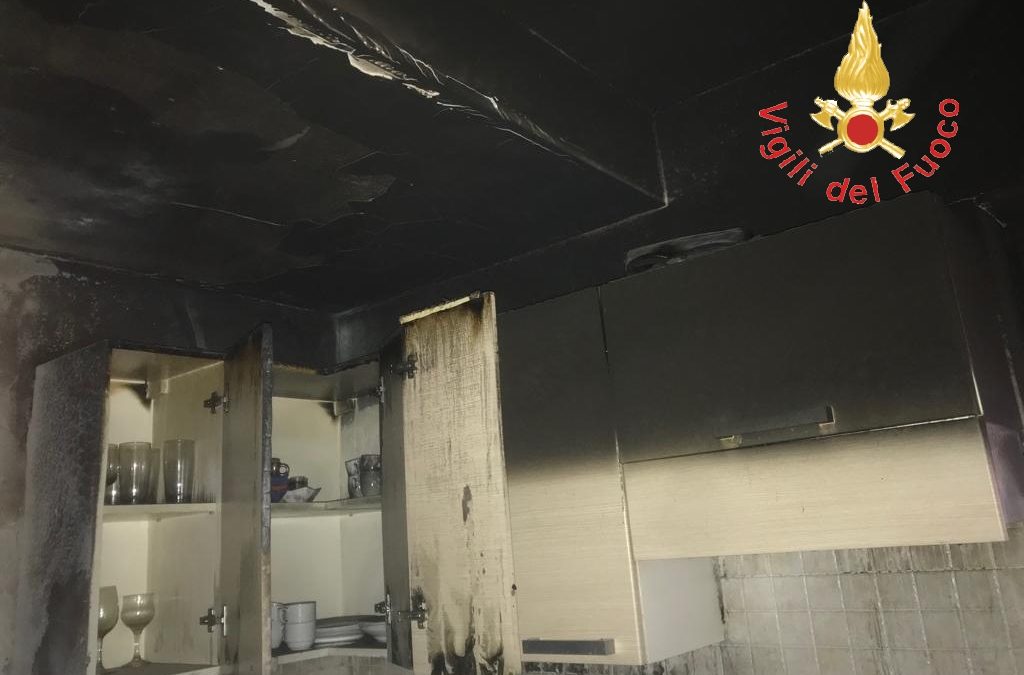 L'appartamento danneggiato dal rogo