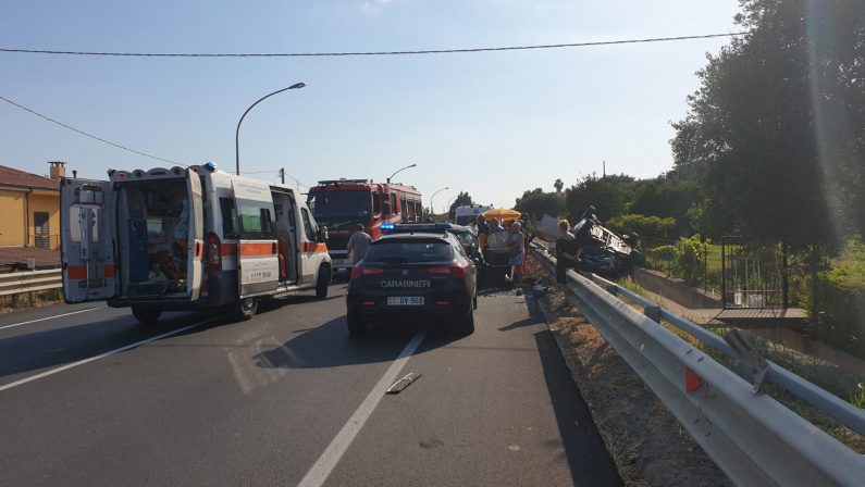 Incidente stradale sulla statale 106: 5 feriti, 2 bimbiGrave la madre dei piccoli e un ragazzo. Traffico in tilt