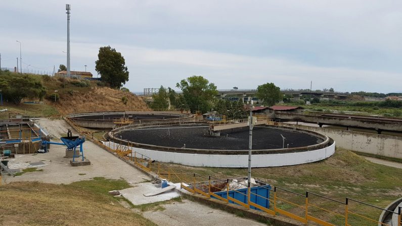 Liquami nel fiume e fanghi gestiti senza regoleInchiesta sul depuratore di Catanzaro, 3 indagati