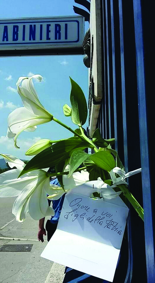 Anche in Irpinia l’onda di emozione dei cittadini per la tragedia di RomaMilitare ucciso, fiori e messaggi ai Carabinieri