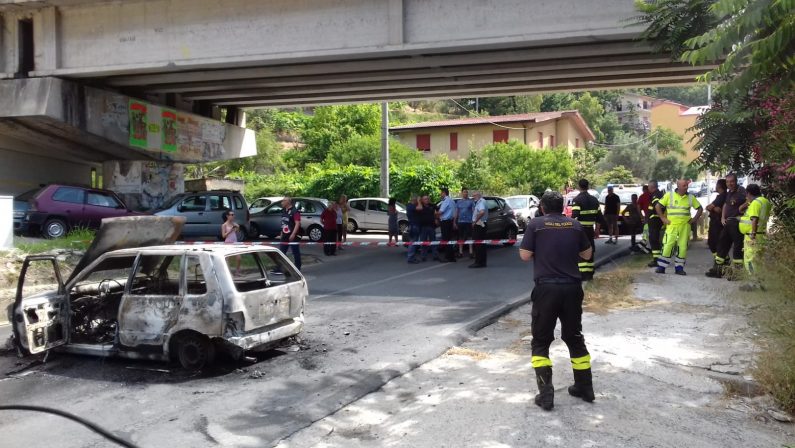 Rapina a mano armata alle Poste nel CosentinoAuto in fiamme per bloccare la strada statale