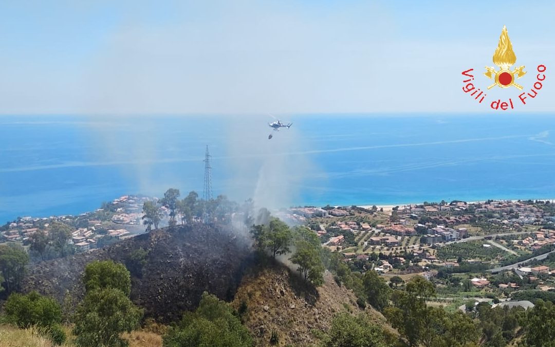 Uno degli incendi che ha interessato il Catanzarese