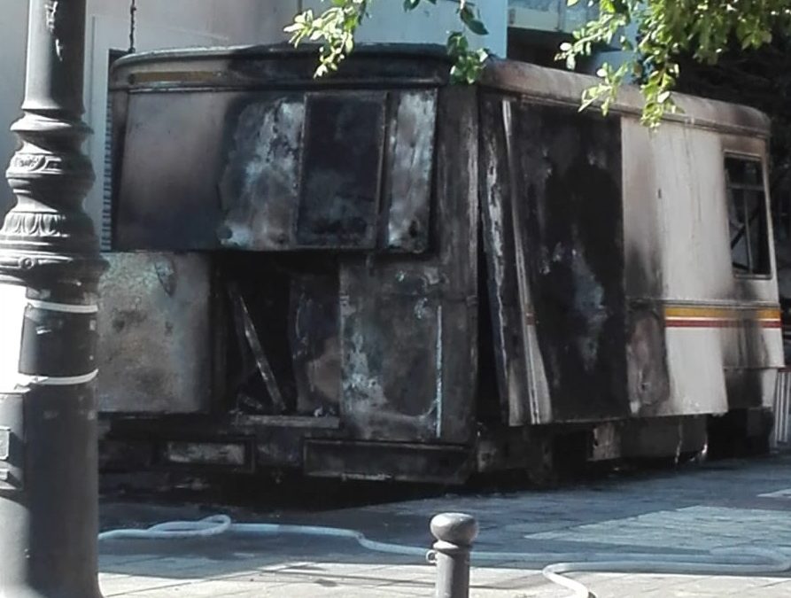 Il furgone incendiato