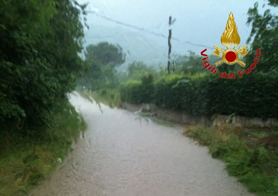 Strade allagate e vento Irpinia flagellata