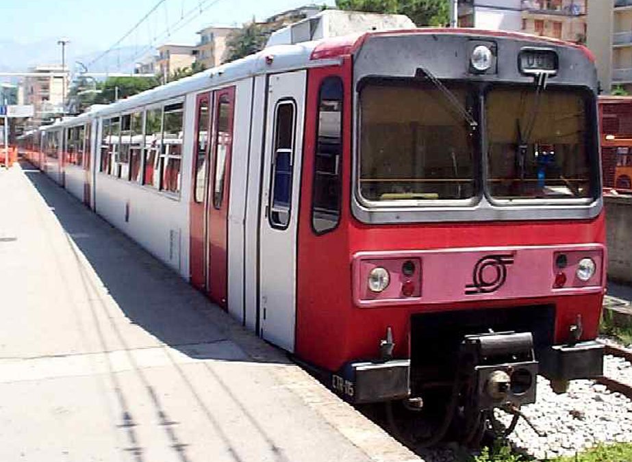 Baiano, treno deraglia in stazione