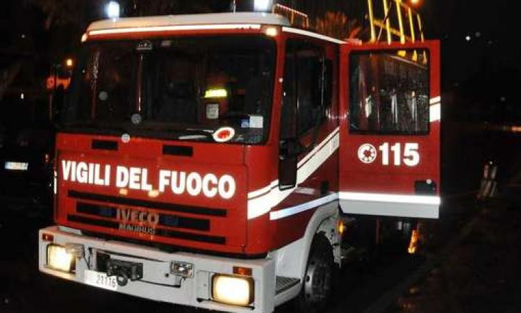Scoppia un incendio in casa, un anziano salvato da un 27enne nel Vibonese