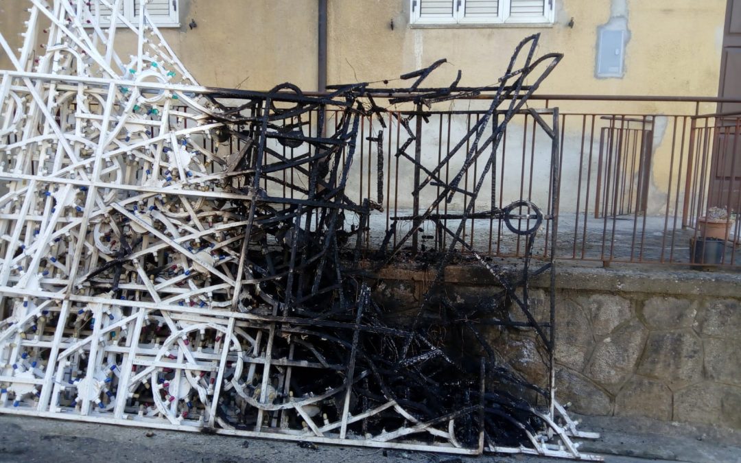 Alcune delle luminarie danneggiate