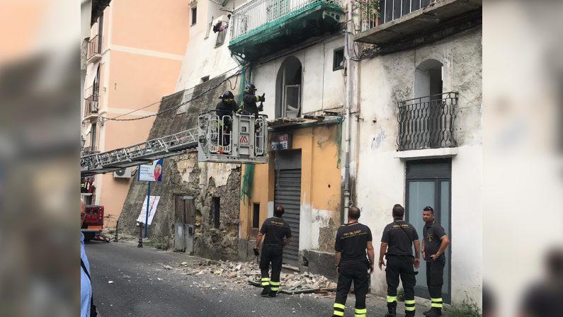Disagi a Pizzo, camion si incastra sotto un balconeVigili del fuoco costretti a demolire parte della costruzione