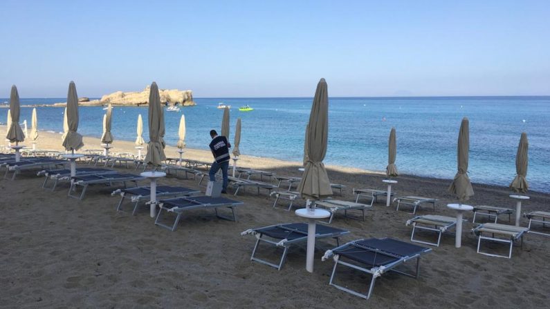 Ricadi, sgomberate le spiagge della baia di RiaciLa Guardia Costiera rimuove gli ombrelloni dei lidi