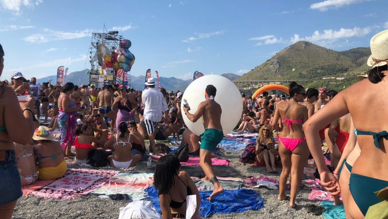 La grande festa del Jova Beach party a Praia a MareJovanotti infiamma i fans nella prima tappa calabrese