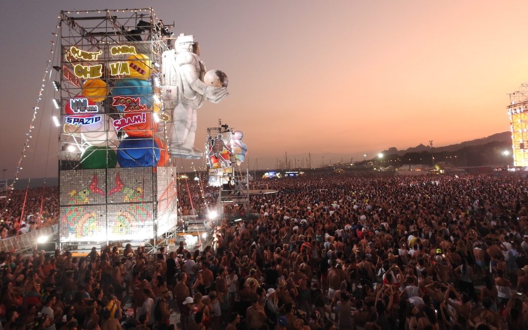 Il palco del Jova Beach Party nel 2019 a Roccella