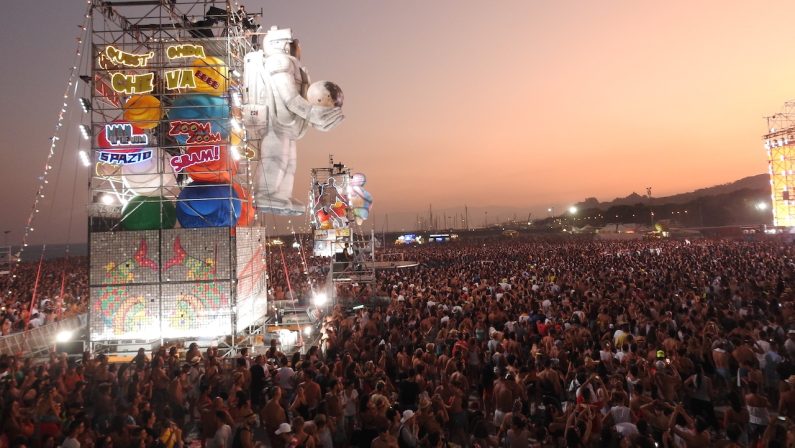 Roccella Ionica ombellico del mondo per un giornoIl successo della seconda tappa calabrese del Jova Beach Party