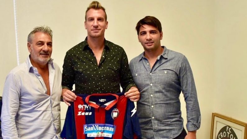 Serie B, il gran colpo del Crotone per l'attaccoUfficiale l'arrivo di Maxi Lopez, contratto firmato