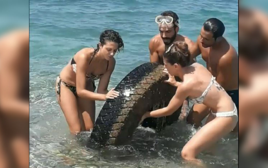 Il momento in cui viene estratta lo pneumatico dal mare