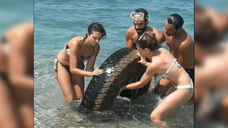 Un'enorme ruota di trattore ripescata dal mare a BivonaLa ripulitura dei fondali da parte di alcuni giovani - VIDEO