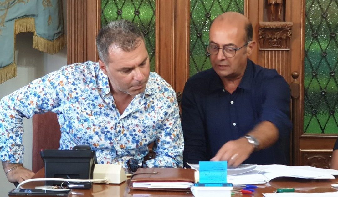 Il presidente Solano e il sindaco Giordano mentre affrontano il tema della strada Mileto-Dinami (foto di archivio)