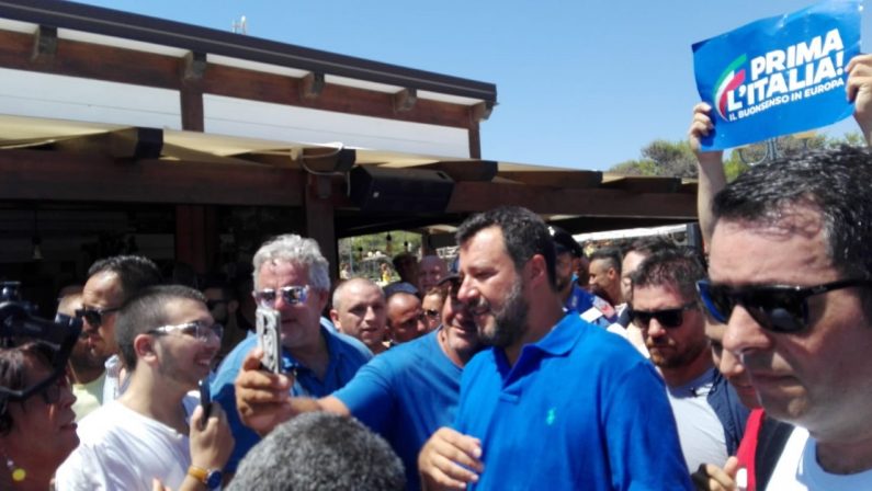 VIDEO - Salvini a Policoro, scambio di battute tra oppositori e sostenitori