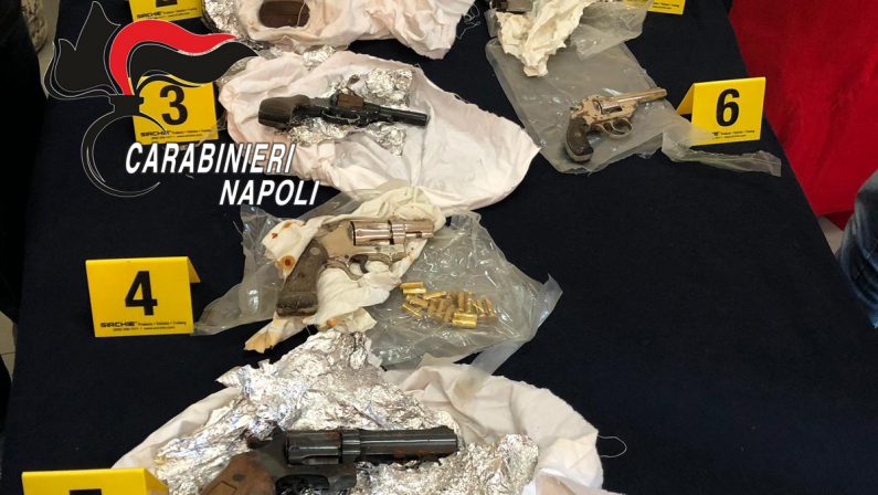 Napoli, rione Traiano: 8 pistole e 300 proiettili trovati dai carabinieri in tanica interrata