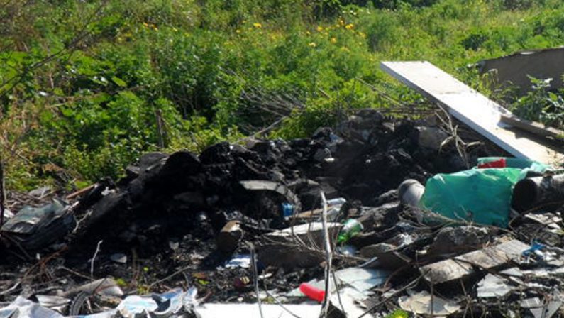 Nola: dà fuoco a rifiuti in un terreno, arrestato dai carabinieri forestali