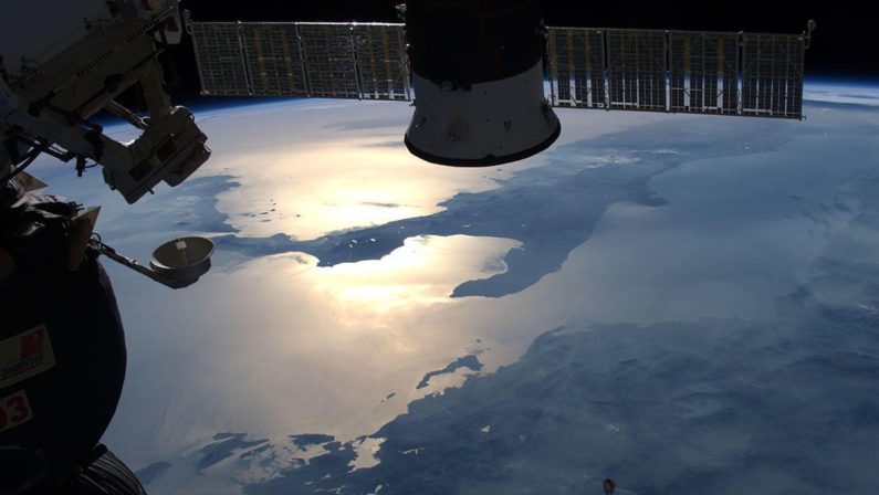 La splendida foto della Calabria “Baciata dal sole”  Lo scatto dallo spazio dell’astronauta Luca Parmitano