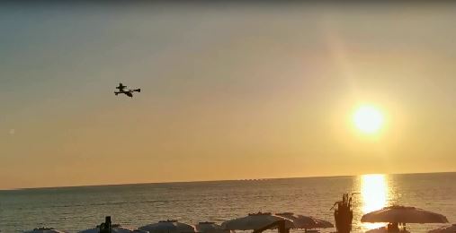IL VIDEO - Incendio nel Cosentino, il suggestivo carico di acqua del Canadair al tramonto