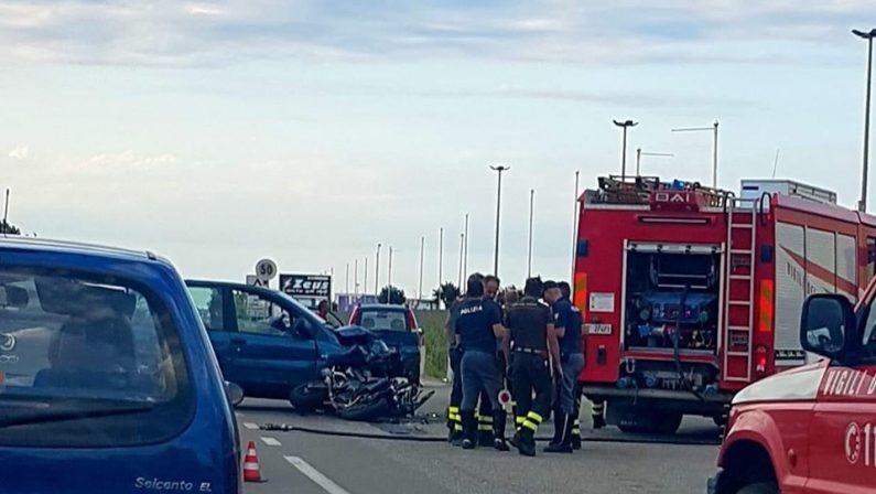 Trentenne muore in un incidente stradale a CrotoneScontro tra una moto e una vettura sulla statale 106