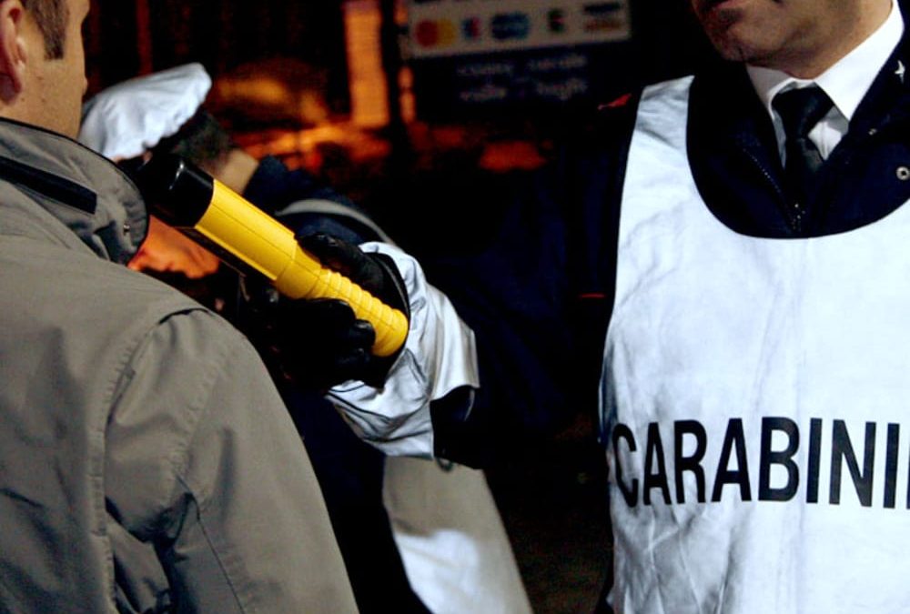 Un controllo dei carabinieri con l'etilometro
