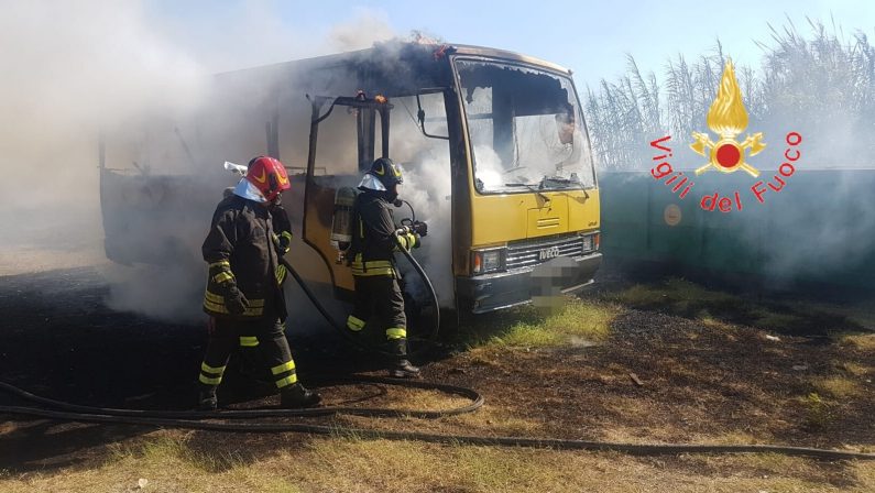 Due scuolabus distrutti da un incendio nel CatanzareseGli automezzi erano parcheggiati in un'area del Comune