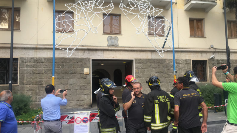 Paura ad Avellino: bombolette esplosive davanti al Vescovato: tre feriti