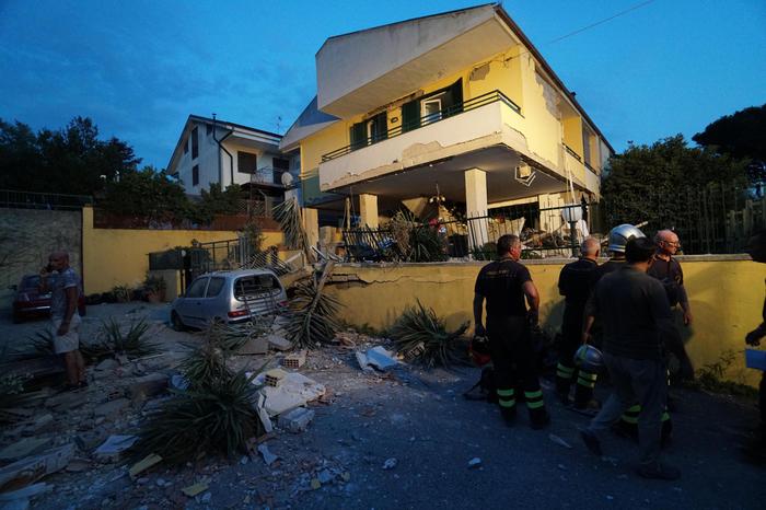 Esplode serbatoio di gpl a Giugliano: due feriti. Uno è grave. Due famiglie in albergo