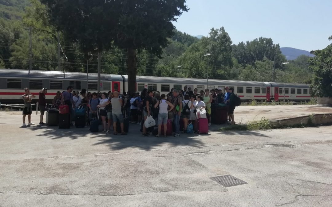 I passeggeri fermi per diverse ore nella stazione di Sicignano degli Alburni (foto da fb - I non pendolari di Basilicata - Ciufer)