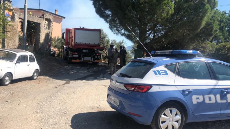 Due incendi lambiscono alcune case a CatanzaroCittadini fermano un responsabile, denunciato