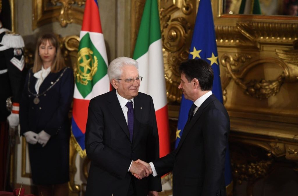 Stretta di mano tra il presidente della Repubblica Sergio Mattarella e il presidente del Consiglio Giuseppe Conte