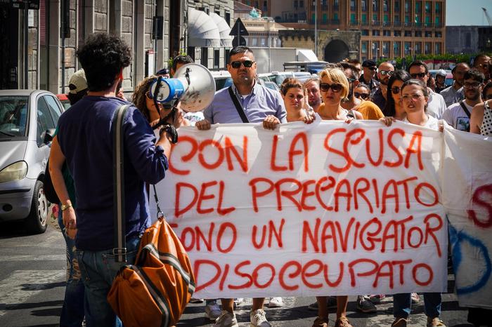 Napoli, protesta navigator contro De Luca: vogliamo contratto