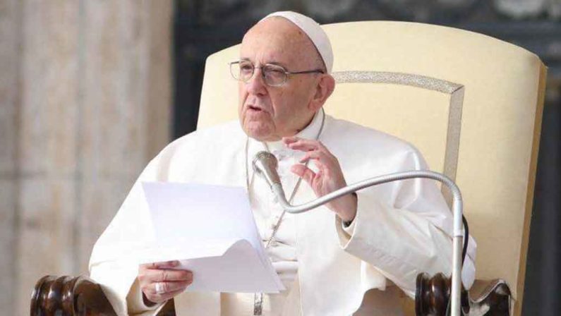 La carezza di Papa Francesco: «Prego perché il Signore ci liberi dal male. E voi pregate per me»