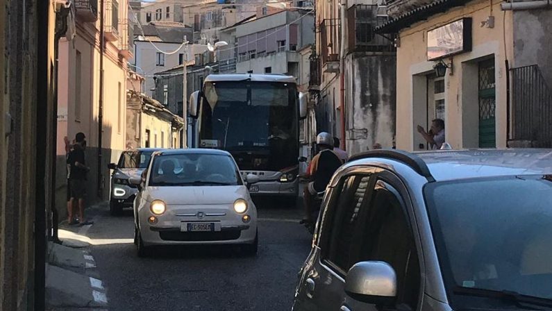 Autobus turistico bloccato tra le vie strette di PizzoTraffico in tilt, carabinieri e residenti aiutano l'autista